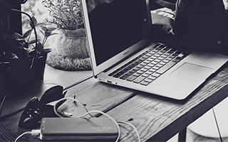 体育赛场上发生激烈角逐，观众热情加油